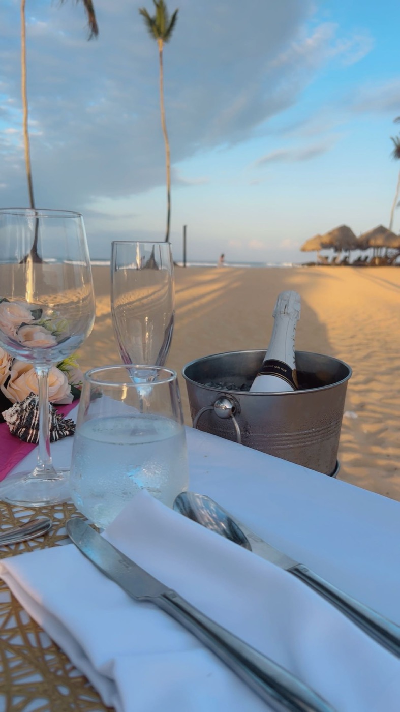 Champagne sur la plage au coucher de soleil — Punta Cana